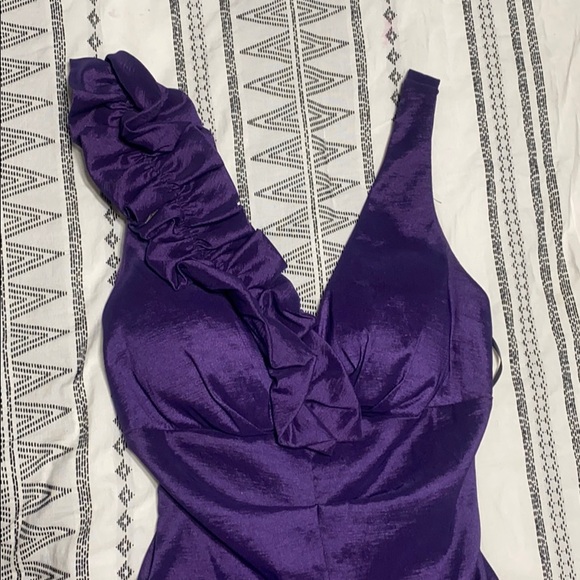 Cocktail dress shoulder detail - Picture 2 of 4